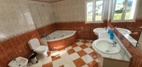 Villa Arquete 6 seat Jacuzzi 5 min walk to shops