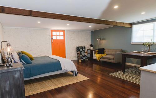 1 dormitorio con 1 cama y sala de estar en Orange Door Bnb, en Currency Creek