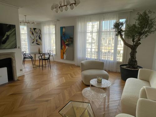 Zona d'estar a CHANEL Avenue Montaigne & Elysées 4 Guests
