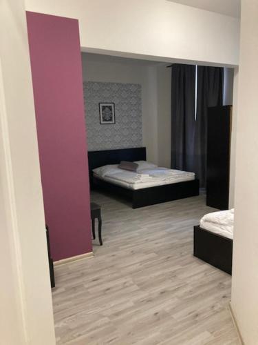 Habitación con 2 camas y pared púrpura. en Only Ladies hostel - female only en Praga