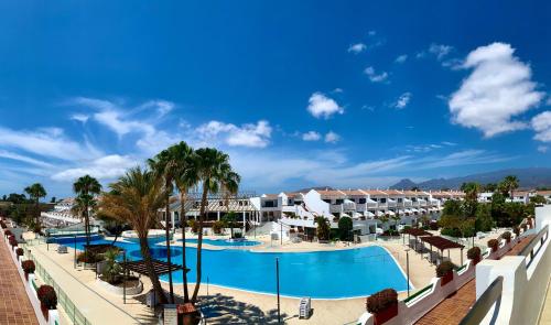 Bright Apartment with Pool in Tenerife South