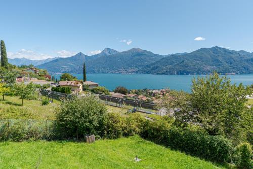 メナッジョにあるCasa di Pietraの町と湖の景色を望む列車