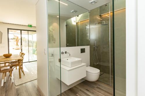 uma casa de banho com um WC, um lavatório e um chuveiro em Quinta da Amendoeira - Évora - The Farmhouse em Évora
