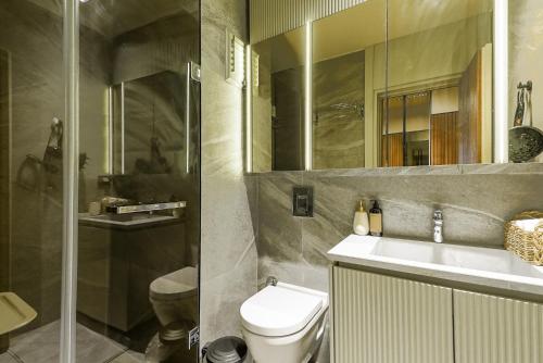 een badkamer met een toilet, een wastafel en een douche bij Flat w Pool Garden 3 min to Beach in Antalya in Antalya