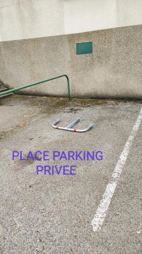 Un panneau indiquant l'emplacement du parking dans la rue dans l'établissement L'Edelweiss Campus & Parking privé securisé, à Gières
