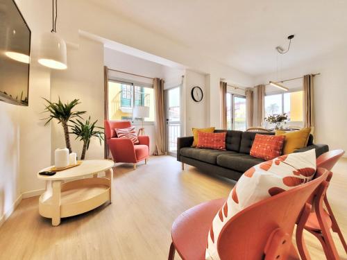 un salon avec un canapé et une table dans l'établissement Plaza y Playa, à Puerto de la Cruz