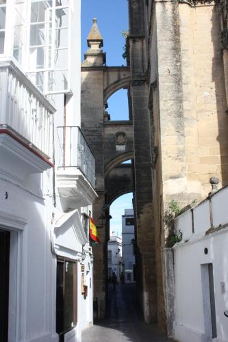 an archway in an alley between two buildings at Hostal Rural La Plata Parking Incluido in Arcos de la Frontera