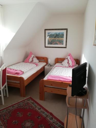 Zimmer mit 2 Betten und TV in der Unterkunft Gaestehaus Jagsttalblick in Langenburg
