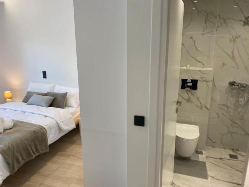 1 dormitorio con 1 cama y baño con ducha en Brand New Garden Apartment, en Atenas