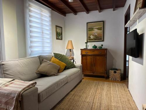 - un salon avec un canapé et une télévision dans l'établissement Casa De La Playa, à Cariño