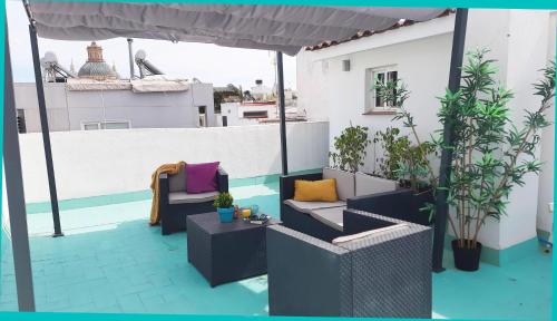 een patio met banken en planten op een dak bij Sunny Terrace - Lovely Center Apartments Alameda in Sevilla