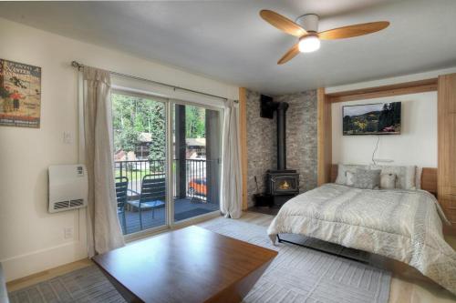 ein Schlafzimmer mit einem Bett und einem Deckenventilator in der Unterkunft Studio Purgatory Townhome 111 in Durango Mountain Resort