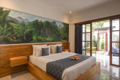 een slaapkamer met een bed met een schilderij aan de muur bij De Rekun Ubud in Ubud