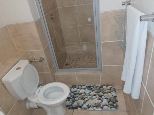 uma casa de banho com WC e cabina de duche ao nível do chão em myStay Sandton em Joanesburgo