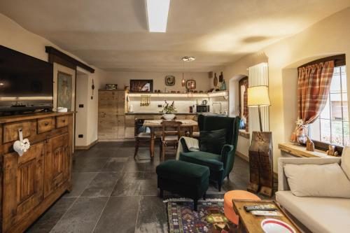 ein Wohnzimmer mit einem Sofa und einem Tisch in der Unterkunft La Casa del cuore in Fenis