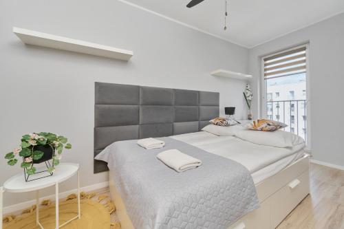 Tempat tidur dalam kamar di Bright Apartment Zakladowa by Renters
