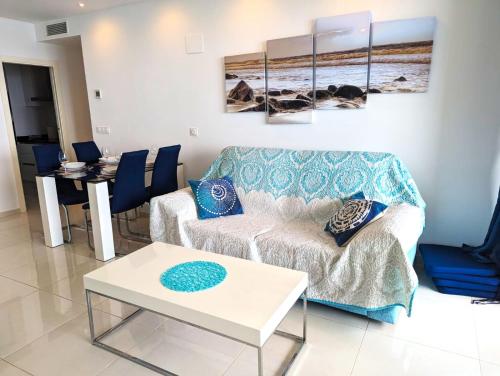 Posezení v ubytování Stunning 2 bed apartment on the front sea line at Sea Senses