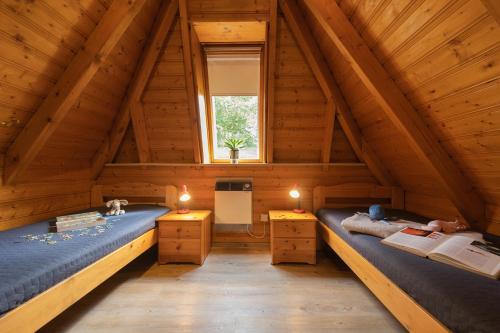 Zimmer mit 2 Betten im hölzernen Dachgeschoss in der Unterkunft VS 7 - Strandvogt Standard in Dorum Neufeld