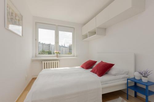 A bed or beds in a room at Sunny City Centre Apartment by Renters