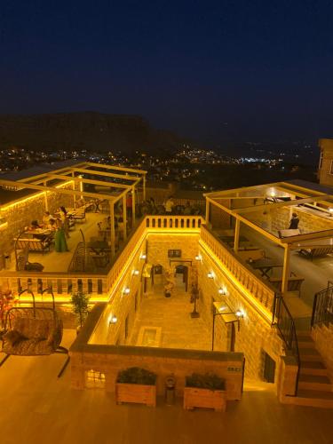 uma vista para um edifício com luzes à noite em Hanedan Konağı Butik Otel Deluxe Double Room With Turkish Bath By Bero em Mardin