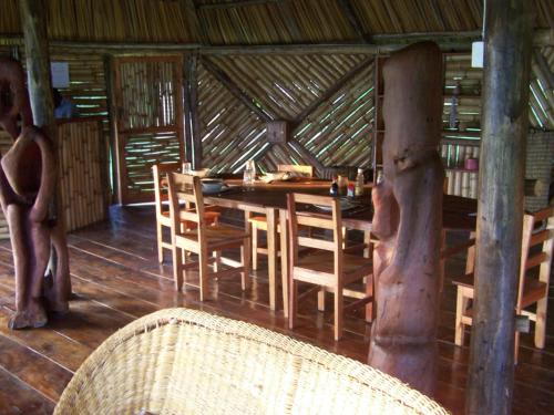 - une salle à manger avec une table et des chaises dans une cabane dans l'établissement Cuckooland Tented Lodge, 