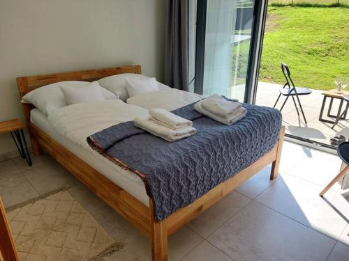 - une chambre avec un lit et 2 serviettes dans l'établissement Sunny Mountain Lodge, à Szklarska Poręba