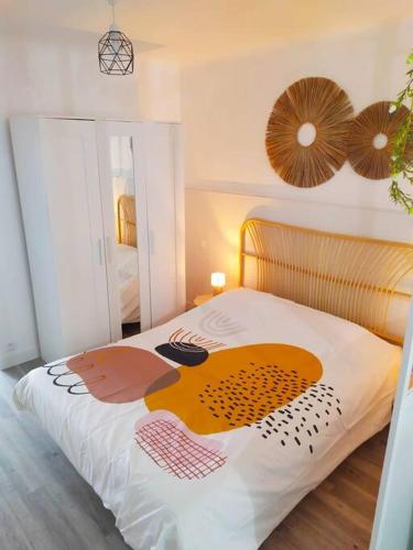 une chambre avec un lit et un miroir dans l'établissement Appartement climatisé au cœur de Montpellier, à Montpellier