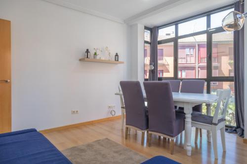 a white dining room with a table and chairs at Luminoso Madrid Javalambre in Madrid