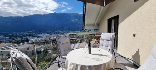 einen Tisch und Stühle auf einem Balkon mit Aussicht in der Unterkunft Ferienwohnung Pirker in Spittal an der Drau