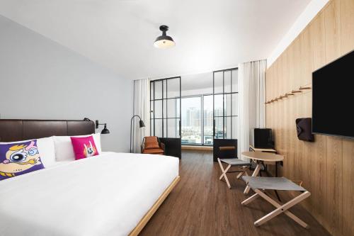 Katil atau katil-katil dalam bilik di Moxy Shenzhen North Station