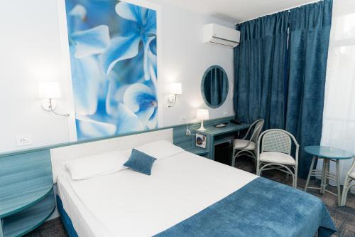 a hotel room with a bed and a table and chairs at MyContinental Suceava in Suceava