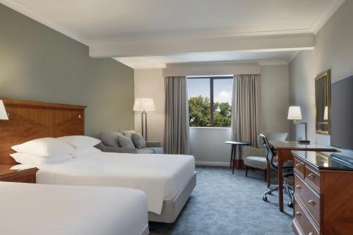 um quarto de hotel com duas camas e uma secretária em Delta Hotels by Marriott Waltham Abbey em Waltham Abbey