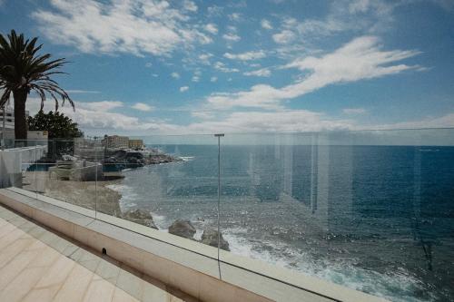 balkon z widokiem na ocean w obiekcie Villa Blanca w mieście Callao Salvaje