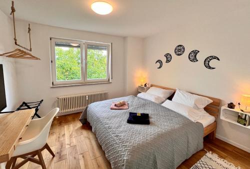 Un pat sau paturi într-o cameră la Penthouse Outlet Metzingen