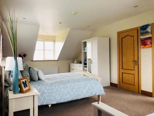 ein Schlafzimmer mit einem Bett, einem Schrank und einer Tür in der Unterkunft Connemara. 3 Bedroom, 8 bed, Holiday home in Galway