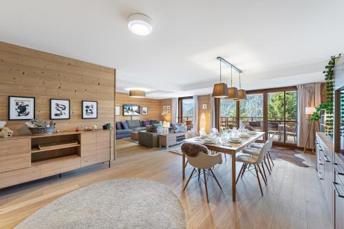 une cuisine et un salon avec une table et des chaises dans l'établissement Les Flambeaux - Apt A13 - BO Immobilier - Châtel Multipass Été 2025 en option au tarif de 3euros par jour et par personne, à Châtel