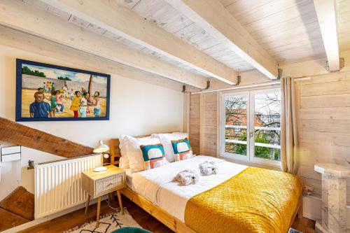 ein Schlafzimmer mit einem Bett mit zwei Hunden darauf in der Unterkunft Double Appartements 2&3 210 sqm up to 18 guests, Villa des Ammonites in Meudon