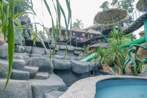 Takua PaにあるBangmara Hillのスイミングプールと植物を併設するリゾート
