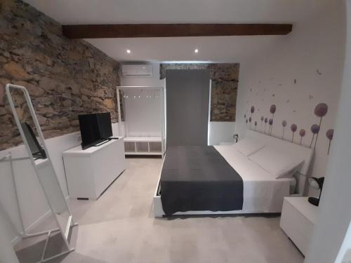 a bedroom with a bed and a television in it at Appartamento Elia in La Spezia