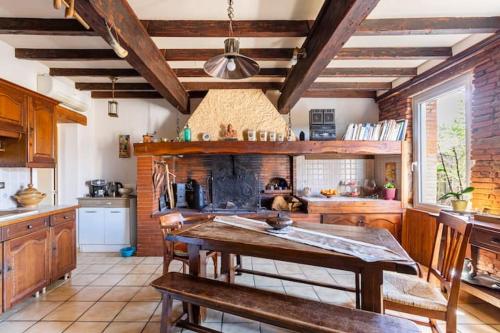 a kitchen with a table and a stove in it at Escapade dans la campagne toulousaine in Beaumont-sur-Lèze