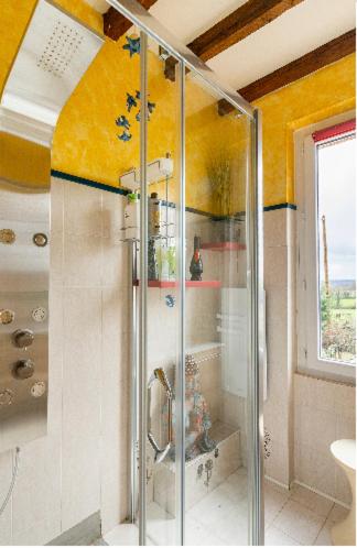 une salle de bain avec douche et lavabo dans l'établissement Escapade dans la campagne toulousaine, à Beaumont-sur-Lèze