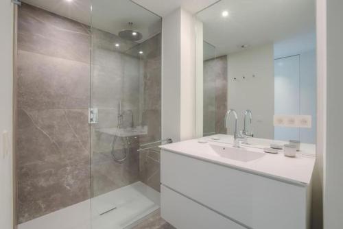 y baño con ducha, lavabo y espejo. en Unique Appartment view MAS! en Amberes