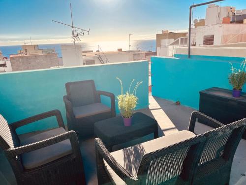 een balkon met stoelen en een tafel en stoelen bij Casa Turquesa en Tazacorte in Tazacorte