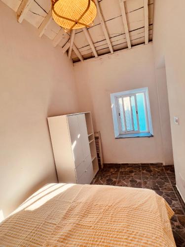 a bedroom with a bed and a window at Casa Turquesa en Tazacorte in Tazacorte