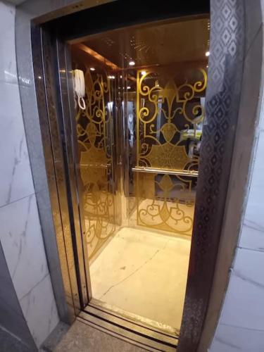 a reflection of a glass door in a mirror in a bathroom at وحدة الأنس 3 in Al Madinah