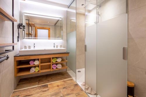 a bathroom with a sink and a mirror at Gästehaus Brantlhof Zimmer und Ferienwohnungen in Going am Wilden Kaiser in Going am Wilden Kaiser