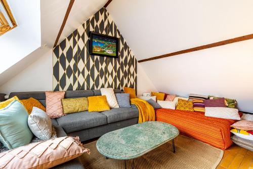 a living room with a couch and a tv at Double Appartements 210 sqm up to 18 guests, Villa des Ammonites 2&3 in Meudon