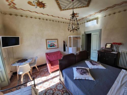 a living room with a couch and a table at Bed & Breakfast Villa Palma in Lovere