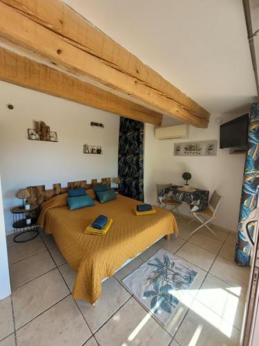 - une chambre avec un grand lit dans l'établissement Studio dans maisonnette en pierre, au Castellet