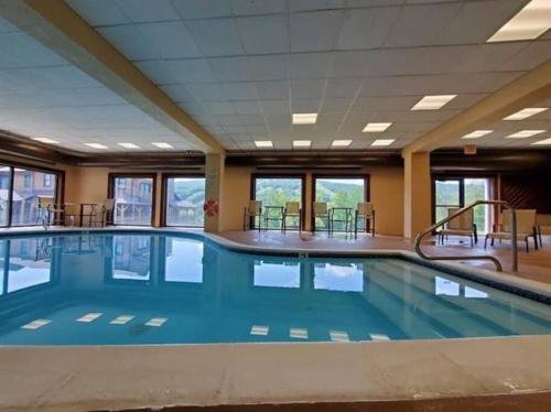 Der Swimmingpool an oder in der Nähe von Mt Snow Condo with Pool Mountain Views Half Mile to Mtn